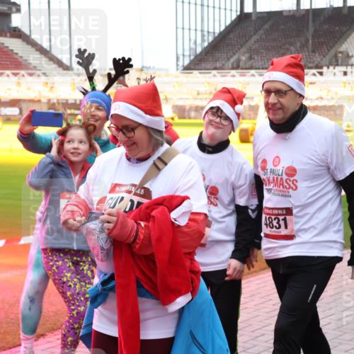 07.12.2025 - St. Pauli X-Mass-Run No. 15 Luisa Fischer http://msf.ph/oto/9390381 07.12.2025 12:13:35 Ziel 0, 15, 4831, 455, 463, 466, 1500, 1503, 2543, 3645, 4077, 4258, 4261, 4713 meine-sportfotos.de