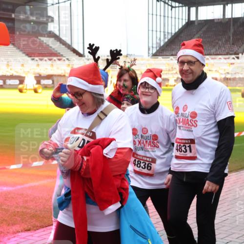 07.12.2025 - St. Pauli X-Mass-Run No. 15 Luisa Fischer http://msf.ph/oto/9390383 07.12.2025 12:13:35 Ziel 5, 4836, 15, 4831, 455, 463, 466, 1500, 1503, 2543, 3645, 4077, 4258, 4261, 4713 meine-sportfotos.de