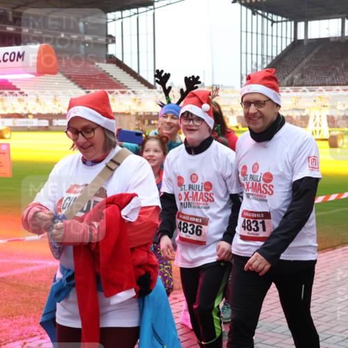 07.12.2025 - St. Pauli X-Mass-Run No. 15 Luisa Fischer http://msf.ph/oto/9390384 07.12.2025 12:13:35 Ziel 15, 4831, 455, 463, 466, 1500, 1503, 2543, 3645, 4077, 4258, 4261, 4713 meine-sportfotos.de