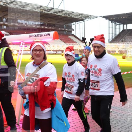 07.12.2025 - St. Pauli X-Mass-Run No. 15 Luisa Fischer http://msf.ph/oto/9390387 07.12.2025 12:13:36 Ziel 4836, 15, 4831, 455, 463, 466, 1500, 1503, 2543, 3645, 4077, 4258, 4261, 4713 meine-sportfotos.de