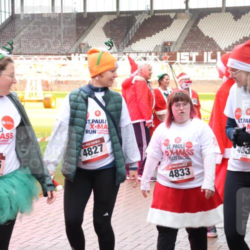 07.12.2025 - St. Pauli X-Mass-Run No. 15 Luisa Fischer http://msf.ph/oto/9390393 07.12.2025 12:13:42 Ziel 5, 4826, 15, 4827, 416, 5, 4833, 4834, 455, 463, 466, 1500, 1503, 2543, 3645, 4077, 4258, 4261, 4713 meine-sportfotos.de