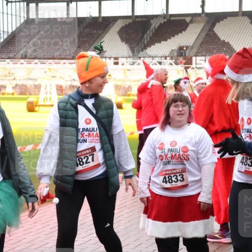 07.12.2025 - St. Pauli X-Mass-Run No. 15 Luisa Fischer http://msf.ph/oto/9390394 07.12.2025 12:13:42 Ziel 5, 4826, 15, 4827, 15, 4833, 4834, 455, 463, 466, 1500, 1503, 2543, 3645, 4077, 4258, 4261, 4713 meine-sportfotos.de