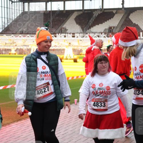 07.12.2025 - St. Pauli X-Mass-Run No. 15 Luisa Fischer http://msf.ph/oto/9390396 07.12.2025 12:13:42 Ziel 5, 4826, 15, 4827, 15, 4833, 4834, 455, 463, 466, 1500, 1503, 2543, 3645, 4077, 4258, 4261, 4713 meine-sportfotos.de