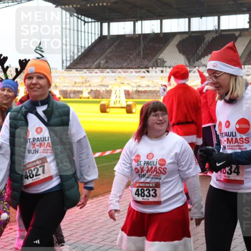 07.12.2025 - St. Pauli X-Mass-Run No. 15 Luisa Fischer http://msf.ph/oto/9390402 07.12.2025 12:13:43 Ziel 15, 4827, 15, 4833, 034, 455, 463, 466, 1500, 1503, 2543, 3645, 4077, 4258, 4261, 4713 meine-sportfotos.de
