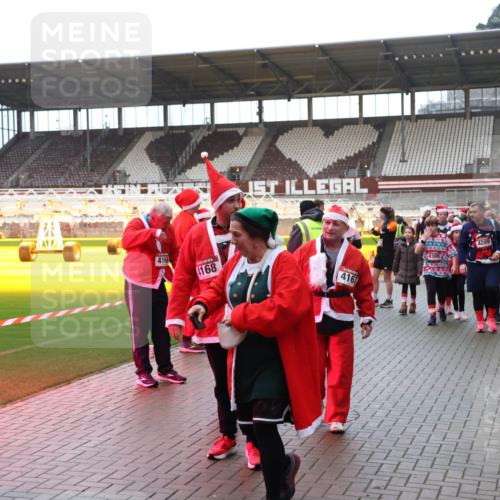 07.12.2025 - St. Pauli X-Mass-Run No. 15 Luisa Fischer http://msf.ph/oto/9390409 07.12.2025 12:13:54 Ziel 416, 168, 4167, 14308, 4289, 455, 463, 466, 2543, 3645, 4048, 4077, 4179, 4258, 4261, 4713 meine-sportfotos.de
