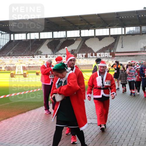 07.12.2025 - St. Pauli X-Mass-Run No. 15 Luisa Fischer http://msf.ph/oto/9390410 07.12.2025 12:13:55 Ziel 420, 4166, 42, 1, 416, 4308, 4289, 455, 463, 466, 2543, 3645, 4048, 4077, 4179, 4258, 4261, 4713 meine-sportfotos.de