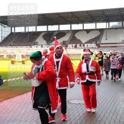 07.12.2025 - St. Pauli X-Mass-Run No. 15 Luisa Fischer http://msf.ph/oto/9390412 07.12.2025 12:13:55 Ziel 42, 455, 8, 4167, 1037, 4308, 4289, 455, 463, 466, 2543, 3645, 4048, 4077, 4179, 4258, 4261, 4713 meine-sportfotos.de
