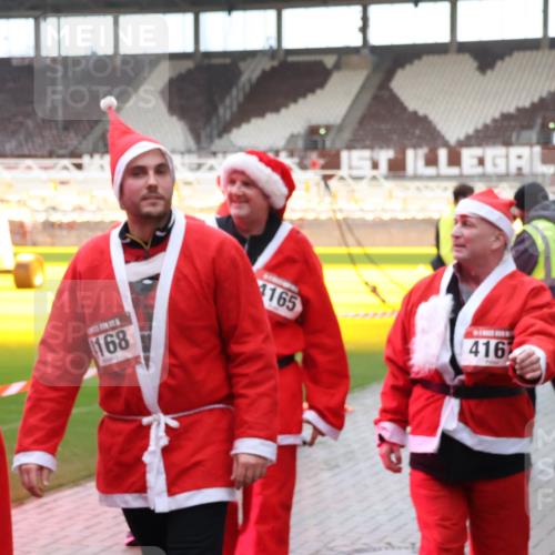 07.12.2025 - St. Pauli X-Mass-Run No. 15 Luisa Fischer http://msf.ph/oto/9390415 07.12.2025 12:13:56 Ziel 168, 4165, 4162, 455, 463, 466, 2543, 3645, 4048, 4077, 4179, 4258, 4261, 4713 meine-sportfotos.de