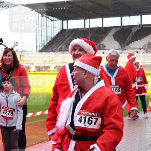 07.12.2025 - St. Pauli X-Mass-Run No. 15 Luisa Fischer http://msf.ph/oto/9390425 07.12.2025 12:13:58 Ziel 4279, 15, 4167, 166, 3746, 455, 463, 466, 2543, 3645, 4048, 4077, 4179, 4258, 4261, 4713 meine-sportfotos.de
