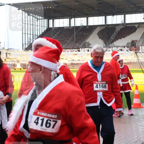 07.12.2025 - St. Pauli X-Mass-Run No. 15 Luisa Fischer http://msf.ph/oto/9390426 07.12.2025 12:13:58 Ziel 1278, 4279, 4167, 5, 4166, 3746, 1033, 455, 463, 466, 2543, 3645, 4048, 4077, 4179, 4258, 4261, 4713 meine-sportfotos.de