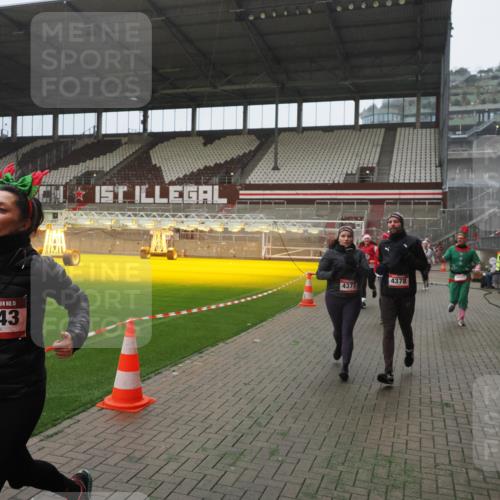 07.12.2025 - St. Pauli X-Mass-Run No. 15 Fabian Wolf http://msf.ph/oto/9390427 07.12.2025 10:23:49 Ziel 1104, 2603, 2634, 3539, 3644, 3649, 3887, 3890, 4043, 4139, 4144, 4377, 4378 meine-sportfotos.de