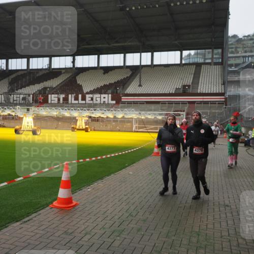 07.12.2025 - St. Pauli X-Mass-Run No. 15 Fabian Wolf http://msf.ph/oto/9390431 07.12.2025 10:23:49 Ziel 1104, 2603, 2634, 3539, 3644, 3649, 3887, 3890, 4043, 4139, 4144, 4377, 4378 meine-sportfotos.de