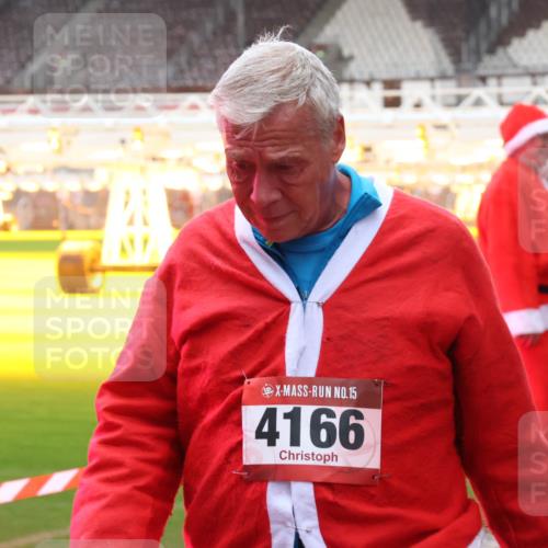 07.12.2025 - St. Pauli X-Mass-Run No. 15 Luisa Fischer http://msf.ph/oto/9390432 07.12.2025 12:14:00 Ziel 15, 4166, 746, 455, 463, 466, 2543, 3645, 4048, 4077, 4179, 4258, 4261, 4713 meine-sportfotos.de