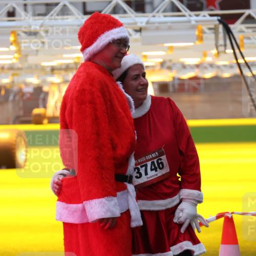 07.12.2025 - St. Pauli X-Mass-Run No. 15 Luisa Fischer http://msf.ph/oto/9390436 07.12.2025 12:14:01 Ziel 15, 3746, 455, 463, 466, 2543, 3645, 4048, 4077, 4179, 4258, 4261, 4713 meine-sportfotos.de