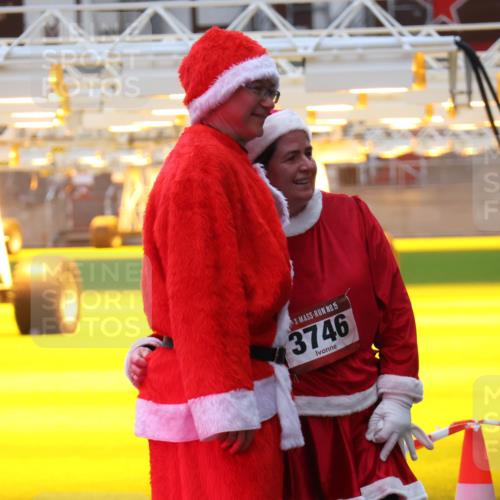 07.12.2025 - St. Pauli X-Mass-Run No. 15 Luisa Fischer http://msf.ph/oto/9390437 07.12.2025 12:14:02 Ziel 15, 3746, 455, 463, 466, 2543, 3645, 4048, 4077, 4179, 4258, 4261, 4713 meine-sportfotos.de