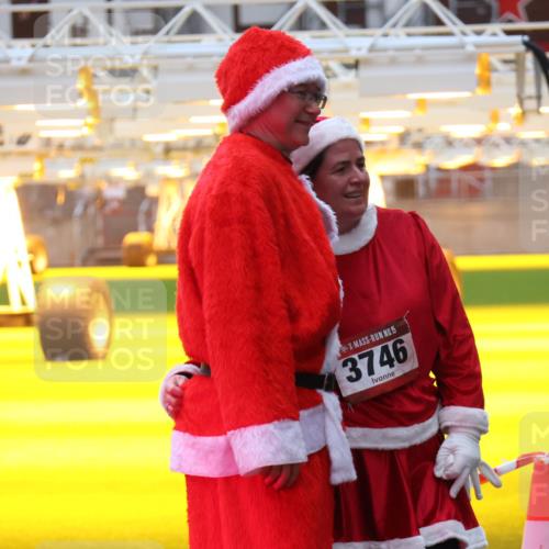 07.12.2025 - St. Pauli X-Mass-Run No. 15 Luisa Fischer http://msf.ph/oto/9390439 07.12.2025 12:14:02 Ziel 15, 3746, 455, 463, 466, 2543, 3645, 4048, 4077, 4179, 4258, 4261, 4713 meine-sportfotos.de