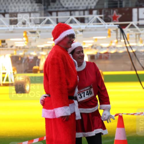 07.12.2025 - St. Pauli X-Mass-Run No. 15 Luisa Fischer http://msf.ph/oto/9390440 07.12.2025 12:14:02 Ziel 3746, 151, 455, 463, 466, 2543, 3645, 4048, 4077, 4179, 4258, 4261, 4713 meine-sportfotos.de