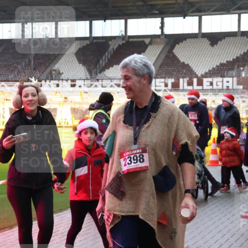 07.12.2025 - St. Pauli X-Mass-Run No. 15 Luisa Fischer http://msf.ph/oto/9390446 07.12.2025 12:14:18 Ziel 15, 2398, 3972, 2274, 3645, 4048, 4077, 4179, 4258, 4261 meine-sportfotos.de