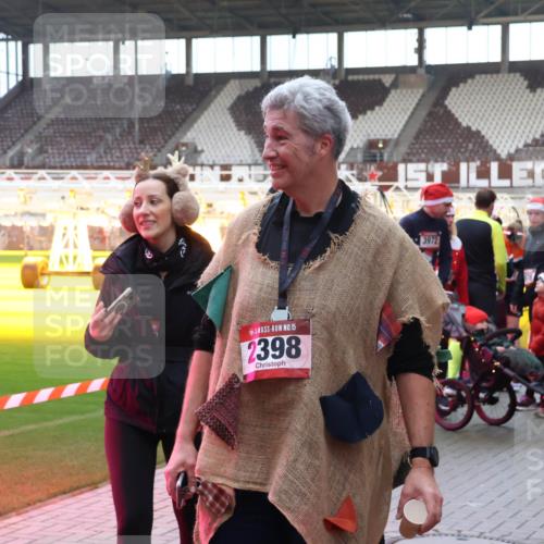 07.12.2025 - St. Pauli X-Mass-Run No. 15 Luisa Fischer http://msf.ph/oto/9390448 07.12.2025 12:14:19 Ziel 15, 2398, 3972, 2274, 3645, 4048, 4077, 4179, 4258, 4261 meine-sportfotos.de