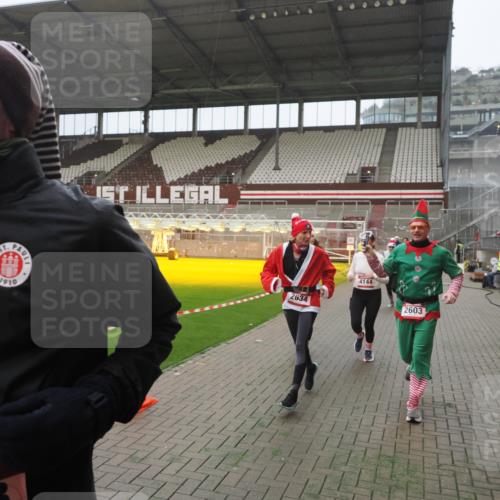 07.12.2025 - St. Pauli X-Mass-Run No. 15 Fabian Wolf http://msf.ph/oto/9390466 07.12.2025 10:23:51 Ziel 1104, 2603, 2634, 3887, 3890, 3968, 4043, 4139, 4144, 4203, 4377, 4378, 4765 meine-sportfotos.de