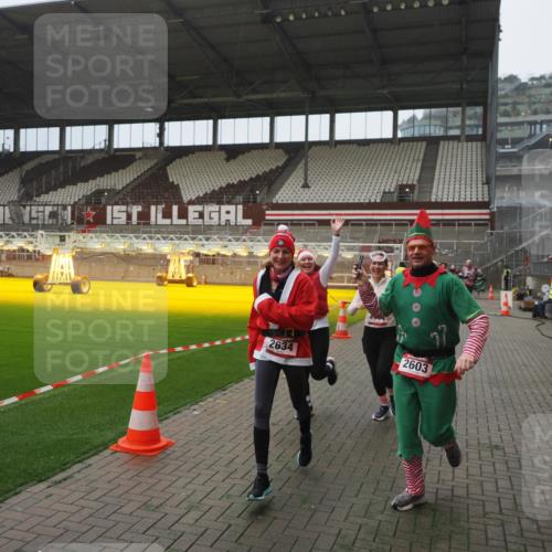 07.12.2025 - St. Pauli X-Mass-Run No. 15 Fabian Wolf http://msf.ph/oto/9390474 07.12.2025 10:23:51 Ziel 1104, 2603, 2634, 3887, 3890, 3968, 4043, 4139, 4144, 4203, 4377, 4378, 4765 meine-sportfotos.de