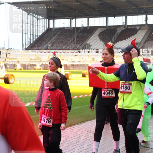 07.12.2025 - St. Pauli X-Mass-Run No. 15 Luisa Fischer http://msf.ph/oto/9390483 07.12.2025 12:14:39 Ziel 5, 4179, 5, 4048, 15, 4180, 444, 445, 451, 454, 457, 2274, 3690, 3693 meine-sportfotos.de