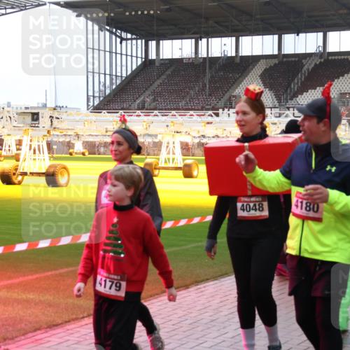07.12.2025 - St. Pauli X-Mass-Run No. 15 Luisa Fischer http://msf.ph/oto/9390484 07.12.2025 12:14:39 Ziel 4179, 4048, 4180, 444, 445, 451, 454, 457, 2274, 3690, 3693 meine-sportfotos.de