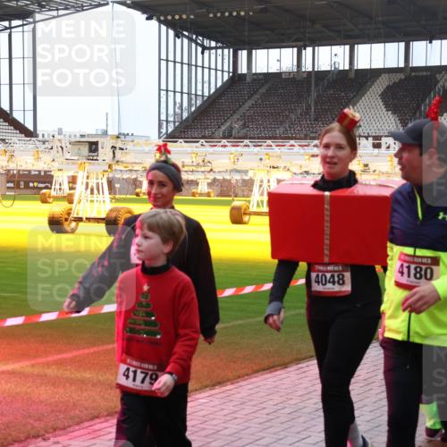 07.12.2025 - St. Pauli X-Mass-Run No. 15 Luisa Fischer http://msf.ph/oto/9390486 07.12.2025 12:14:39 Ziel 4179, 4048, 4180, 444, 445, 451, 454, 457, 2274, 3690, 3693 meine-sportfotos.de