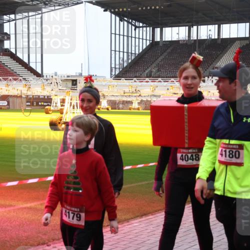 07.12.2025 - St. Pauli X-Mass-Run No. 15 Luisa Fischer http://msf.ph/oto/9390487 07.12.2025 12:14:40 Ziel 4179, 4048, 4180, 444, 445, 451, 454, 457, 2274, 3690, 3693 meine-sportfotos.de