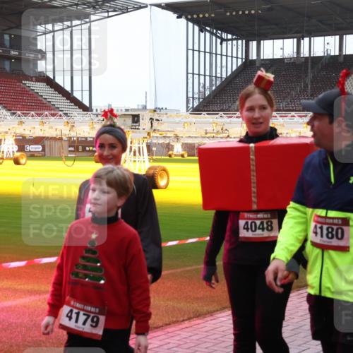07.12.2025 - St. Pauli X-Mass-Run No. 15 Luisa Fischer http://msf.ph/oto/9390488 07.12.2025 12:14:40 Ziel 4179, 4048, 4180, 444, 445, 451, 454, 457, 2274, 3690, 3693 meine-sportfotos.de