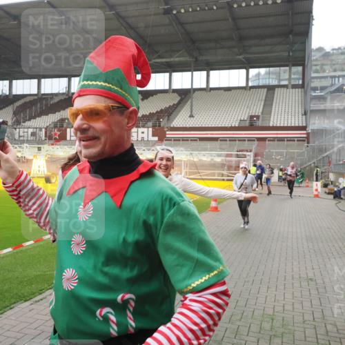 07.12.2025 - St. Pauli X-Mass-Run No. 15 Fabian Wolf http://msf.ph/oto/9390493 07.12.2025 10:23:52 Ziel 1104, 2603, 2634, 3968, 4043, 4139, 4144, 4203, 4377, 4378, 4765 meine-sportfotos.de