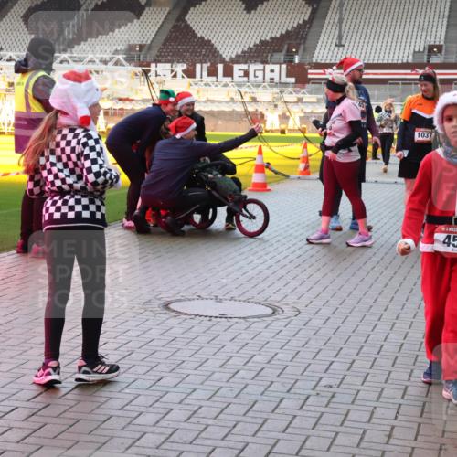 07.12.2025 - St. Pauli X-Mass-Run No. 15 Luisa Fischer http://msf.ph/oto/9390494 07.12.2025 12:14:48 Ziel 063, 1037, 15, 454, 444, 445, 451, 454, 457, 2274, 3690, 3693 meine-sportfotos.de