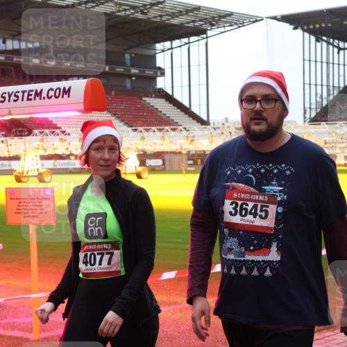 07.12.2025 - St. Pauli X-Mass-Run No. 15 Luisa Fischer http://msf.ph/oto/9390497 07.12.2025 12:15:02 Ziel 15, 4077, 15, 3645, 444, 445, 451, 454, 457, 3690, 3693 meine-sportfotos.de