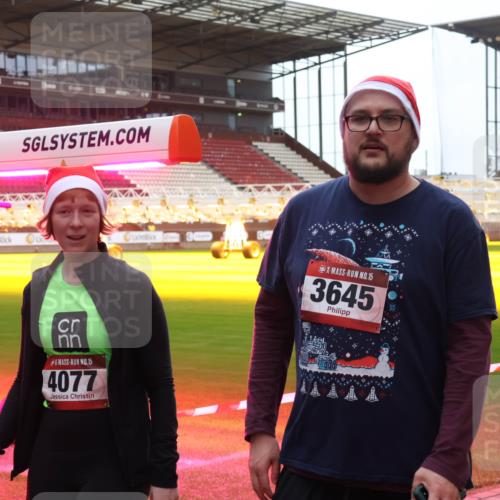 07.12.2025 - St. Pauli X-Mass-Run No. 15 Luisa Fischer http://msf.ph/oto/9390499 07.12.2025 12:15:02 Ziel 15, 3645, 39, 15, 4077, 444, 445, 451, 454, 457, 3690, 3693 meine-sportfotos.de
