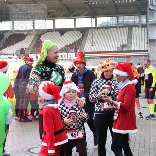 07.12.2025 - St. Pauli X-Mass-Run No. 15 Luisa Fischer http://msf.ph/oto/9390501 07.12.2025 12:15:06 Ziel 369, 451, 44, 033, 444, 445, 451, 454, 457, 3690, 3693 meine-sportfotos.de