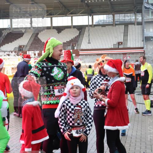07.12.2025 - St. Pauli X-Mass-Run No. 15 Luisa Fischer http://msf.ph/oto/9390503 07.12.2025 12:15:06 Ziel 457, 45, 037, 444, 445, 451, 454, 457, 3690, 3693 meine-sportfotos.de
