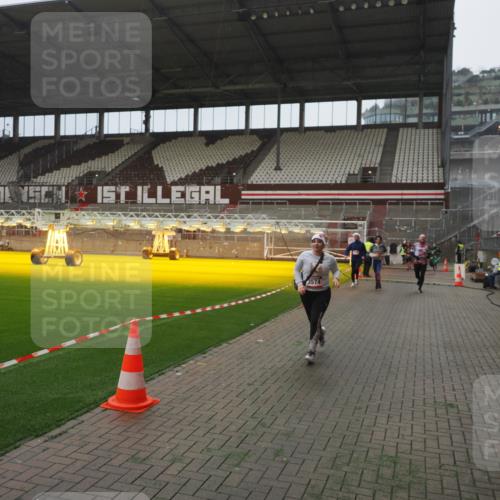 07.12.2025 - St. Pauli X-Mass-Run No. 15 Fabian Wolf http://msf.ph/oto/9390504 07.12.2025 10:23:53 Ziel 1104, 2603, 2634, 3968, 4043, 4139, 4144, 4203, 4377, 4378, 4765 meine-sportfotos.de
