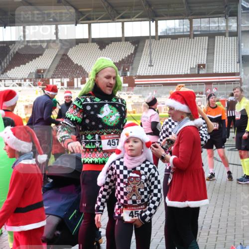 07.12.2025 - St. Pauli X-Mass-Run No. 15 Luisa Fischer http://msf.ph/oto/9390505 07.12.2025 12:15:06 Ziel 457, 45, 444, 445, 451, 454, 457, 3690, 3693 meine-sportfotos.de