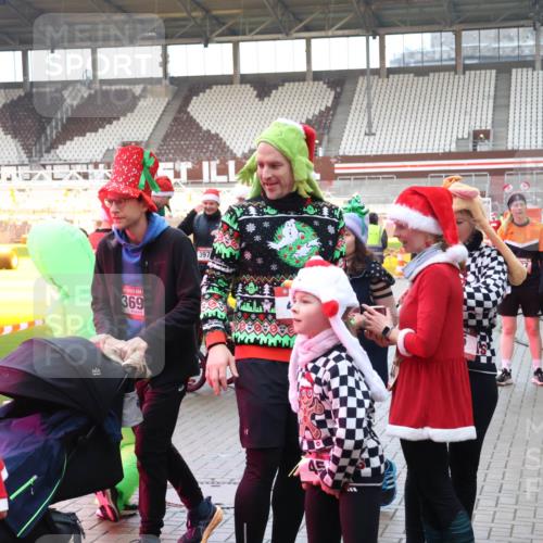 07.12.2025 - St. Pauli X-Mass-Run No. 15 Luisa Fischer http://msf.ph/oto/9390508 07.12.2025 12:15:07 Ziel 369, 397, 033, 444, 445, 451, 454, 457, 3690, 3693 meine-sportfotos.de