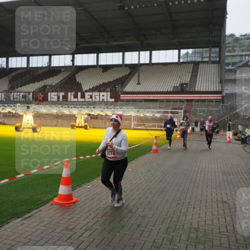 07.12.2025 - St. Pauli X-Mass-Run No. 15 Fabian Wolf http://msf.ph/oto/9390512 07.12.2025 10:23:54 Ziel 1104, 2603, 2634, 3968, 4043, 4139, 4144, 4203, 4377, 4378, 4765 meine-sportfotos.de