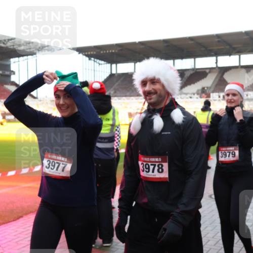 07.12.2025 - St. Pauli X-Mass-Run No. 15 Luisa Fischer http://msf.ph/oto/9390514 07.12.2025 12:15:30 Ziel 3977, 3978, 3979, 1037, 3142, 3178, 3712 meine-sportfotos.de