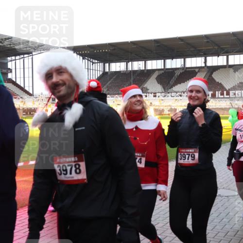 07.12.2025 - St. Pauli X-Mass-Run No. 15 Luisa Fischer http://msf.ph/oto/9390517 07.12.2025 12:15:30 Ziel 1, 1036, 1037, 3979, 3977, 3978, 4, 3142, 3178, 3712 meine-sportfotos.de