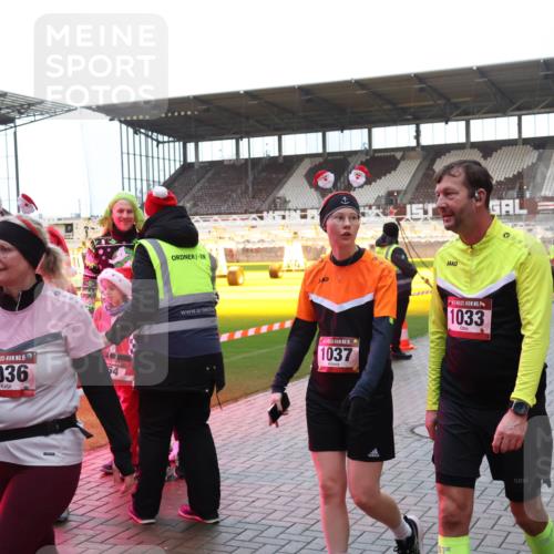 07.12.2025 - St. Pauli X-Mass-Run No. 15 Luisa Fischer http://msf.ph/oto/9390527 07.12.2025 12:15:34 Ziel 15, 1036, 54, 1037, 1033, 3142, 3178, 3712 meine-sportfotos.de