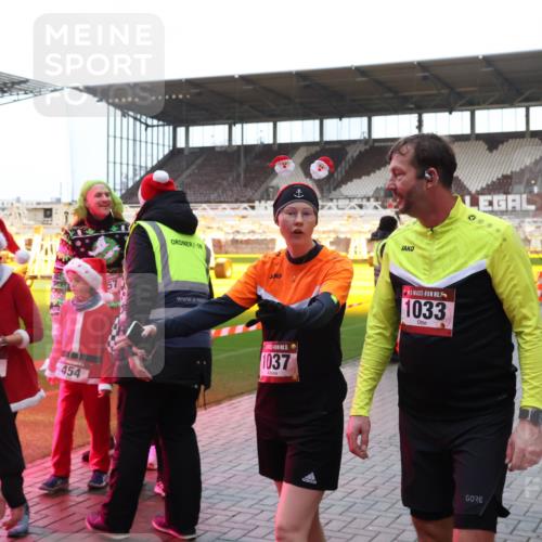 07.12.2025 - St. Pauli X-Mass-Run No. 15 Luisa Fischer http://msf.ph/oto/9390529 07.12.2025 12:15:34 Ziel 454, 36, 1037, 1033, 3142, 3178, 3712 meine-sportfotos.de