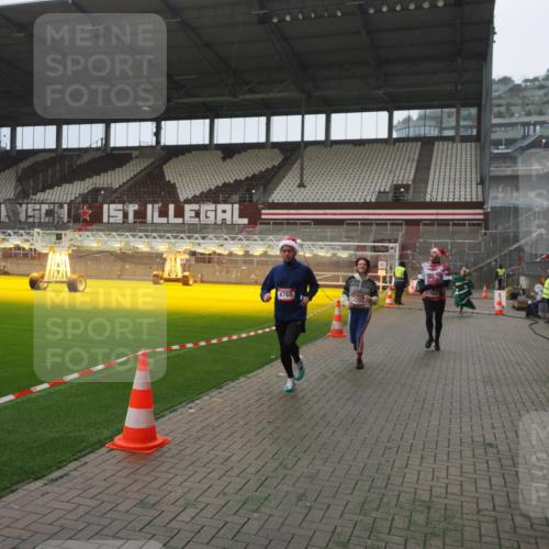 07.12.2025 - St. Pauli X-Mass-Run No. 15 Fabian Wolf http://msf.ph/oto/9390531 07.12.2025 10:23:55 Ziel 711, 1104, 2603, 2634, 3968, 4043, 4139, 4144, 4203, 4377, 4378, 4479, 4765 meine-sportfotos.de