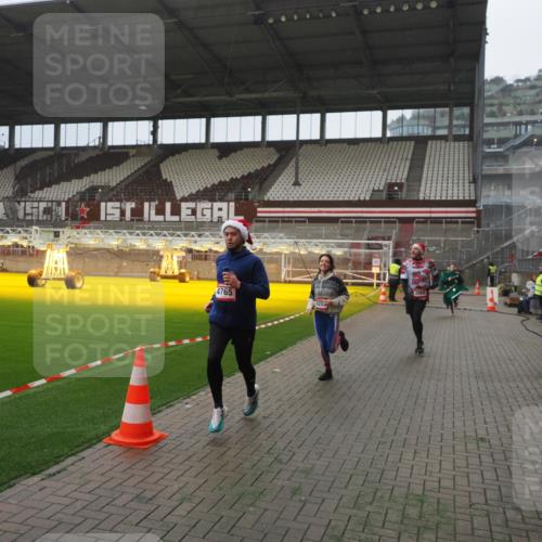 07.12.2025 - St. Pauli X-Mass-Run No. 15 Fabian Wolf http://msf.ph/oto/9390537 07.12.2025 10:23:56 Ziel 711, 1104, 2603, 2634, 3968, 4043, 4139, 4144, 4203, 4377, 4378, 4479, 4765 meine-sportfotos.de