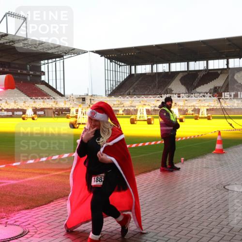 07.12.2025 - St. Pauli X-Mass-Run No. 15 Luisa Fischer http://msf.ph/oto/9390538 07.12.2025 12:17:13 Ziel 1883, 1883, 4325 meine-sportfotos.de