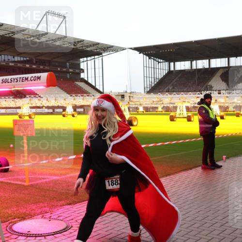 07.12.2025 - St. Pauli X-Mass-Run No. 15 Luisa Fischer http://msf.ph/oto/9390539 07.12.2025 12:17:14 Ziel 6, 63, 1883, 1883, 4325 meine-sportfotos.de