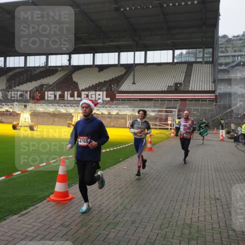 07.12.2025 - St. Pauli X-Mass-Run No. 15 Fabian Wolf http://msf.ph/oto/9390541 07.12.2025 10:23:56 Ziel 711, 1104, 2603, 2634, 3968, 4043, 4139, 4144, 4203, 4377, 4378, 4479, 4765 meine-sportfotos.de