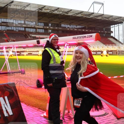 07.12.2025 - St. Pauli X-Mass-Run No. 15 Luisa Fischer http://msf.ph/oto/9390542 07.12.2025 12:17:14 Ziel 63, 15, 1883, 1883, 4325 meine-sportfotos.de